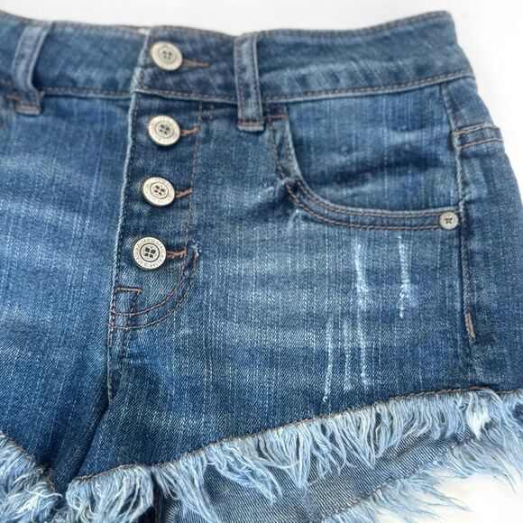 💥🆕💥 Altar'd State Distressed Jean Shorts - Picture 4 of 7